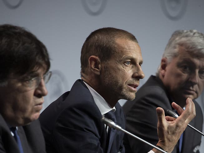 Coronavirus bereitet auch der UEFA Sorgen: Generalsekretär Theodore Theodoridis (li.) und Präsident Aleksander Ceferin informieren beim Kongress in Amsterdam