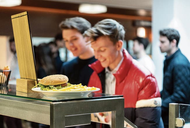 In der Mensa Sapelli an der HSG servieren Köche noch bis Donnerstag Burger aus Mehlwürmern.