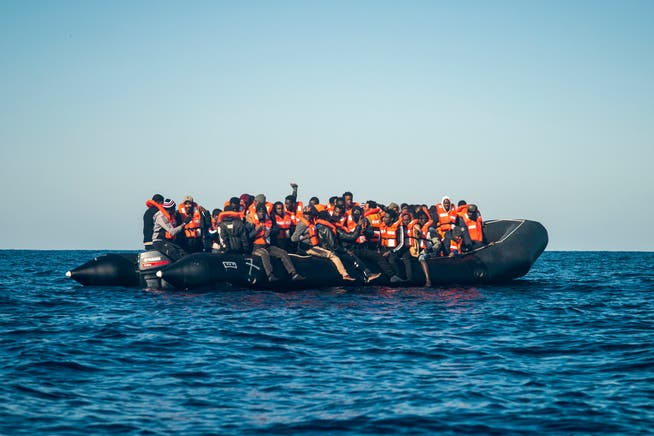 Migranten bei einer Rettungsaktion der Gruppe Sea-Watch im Mittelmeer.