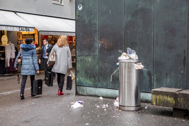 Überfüllte Abfallkübel und Unrat auf dem Boden verteilt: Ein Bild aus der Luzerner Altstadt.