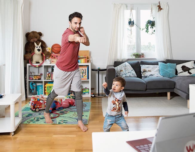 Sami Ben Mahmoud bietet Kampfkunstkurse im Internet an. Auch sein kleiner Sohn Malik hilft mit.