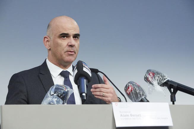 Bundesrat Alain Berset lobte am Dienstag vor den Medien das neue Drive-in-Testcenter auf der Luzerner Allmend.