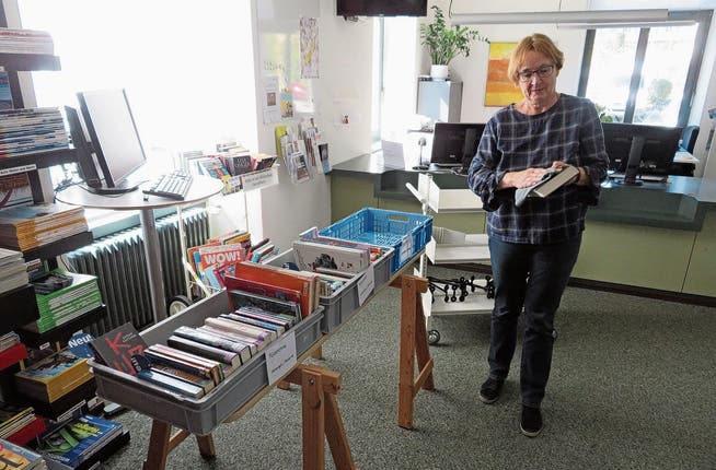 Wohlens Bibliotheksleiterin Christine Freudenthaler reinigt und desinfiziert die zurückgebrachten Bücher.