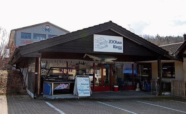 Schon von aussen sieht man, dass hier vorwiegend Fische verkauft und gezüchtet werden: Das Zoohaus Rüegg in Dietfurt.