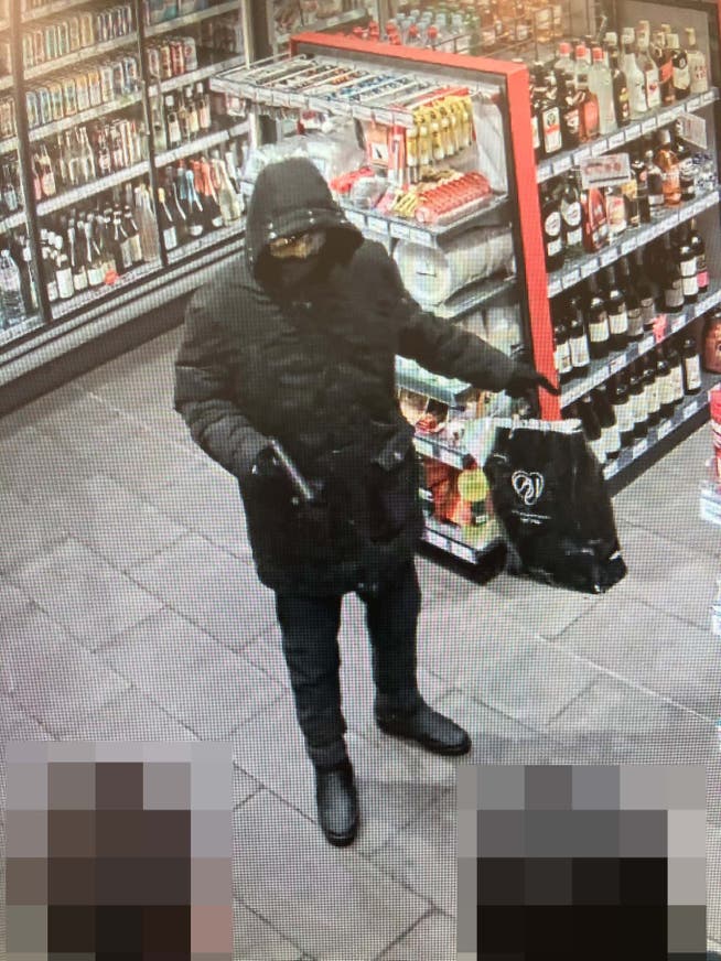 Der Täter, der die Tankstelle in Kreuzlingen am 20.Februar überfallen hat, konnte mit Bargeld flüchten. 