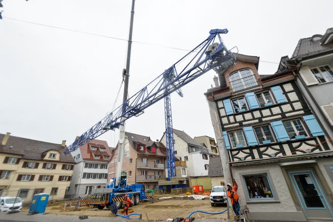Mitarbeiter stellen den Kran für den Wiederaufbau der Altstadthäuser an der Seestrasse 99, 101 und 103.