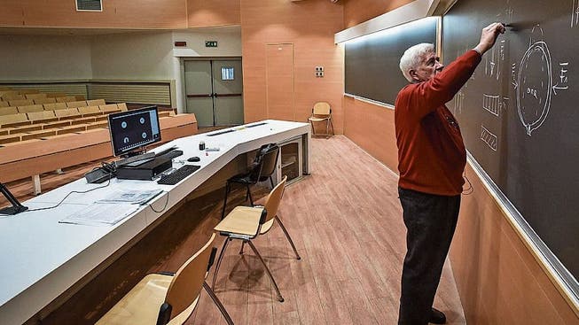 Professor Silvio Franzetti im leeren Hörsaal der Uni Mailand.
