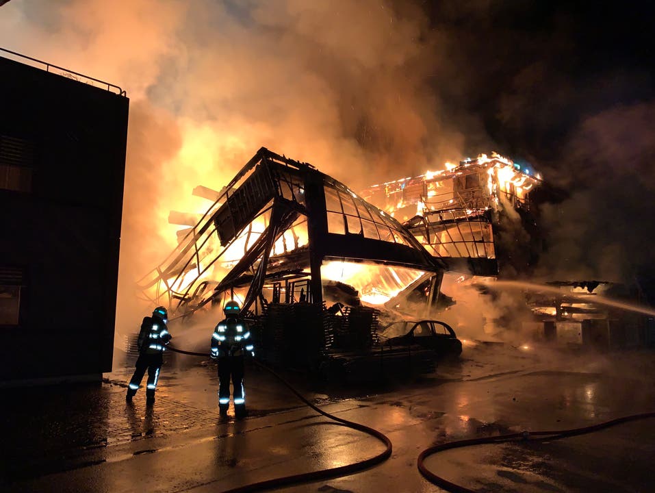 In der Nacht auf Donnerstag stand eine Appenzeller Dachdeckerfirma in Flammen. Es entstand hoher Sachschaden von mehreren 100'000 Franken.