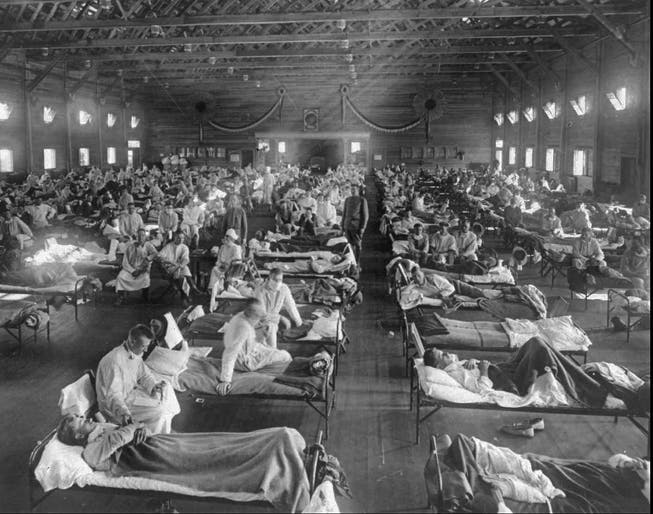Die Soldaten, hier 1918 in Fort Riley, Kansas, boten dem I­nfluenza-Erreger ein optimales Verbreitungsgebiet. Und sie hatten ihm auch wenig entgegenzusetzen.
