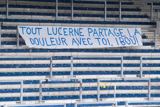 Die FCL-Fans beweisen mit diesem Transparent in der leeren Kurve der Swisspor-Arena ihre Empathie mit Ibrahima Ndiaye: «Ganz Luzern teilt den Schmerz mit dir, Ibou!»