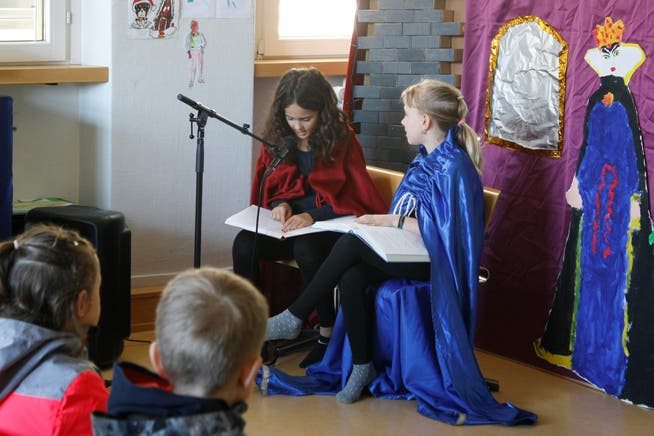 Die Schülerinnen Valentina (9) und Solana (8) lasen in einem Schulzimmer das Märchen «Schneewittchen».
