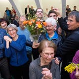 Haben am Sonntag im Pfalzkeller Grund zum Jubeln: Grüne aus dem Wahlkreis St.Gallen-Gossau feiern ihren dritten Sitz. Er geht an Margot Benz (zweite von links). (Bild: Ralph Ribi)