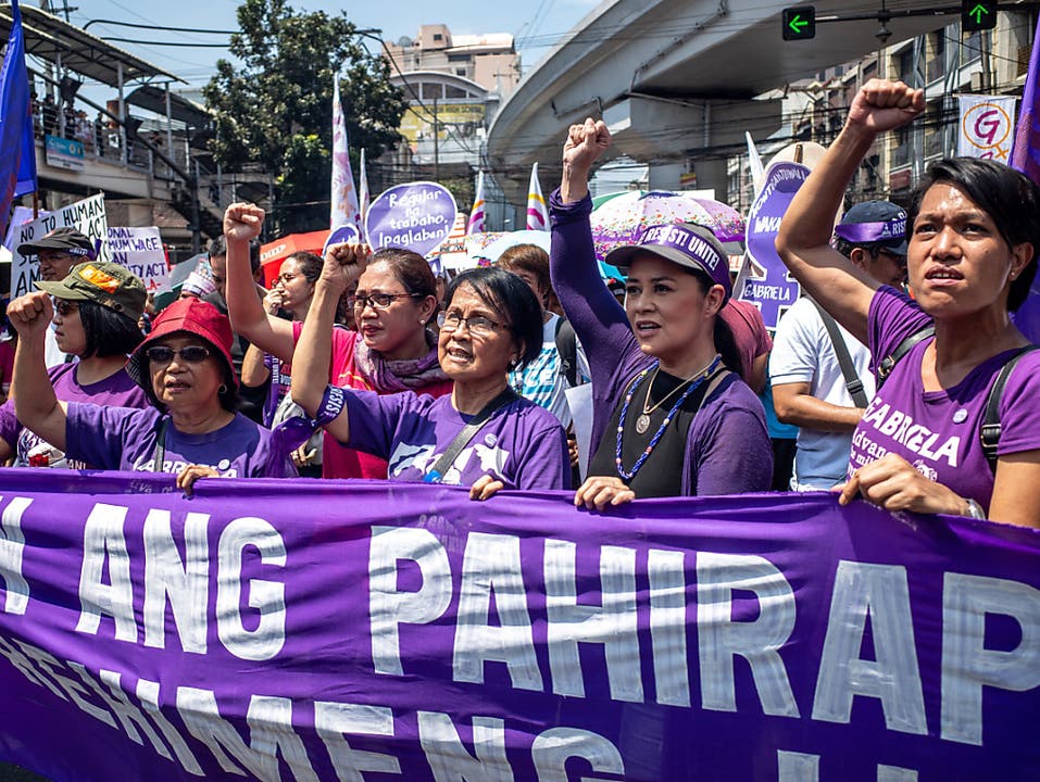 Die Demonstration in der philippinischen Hauptstadt Manila richtete sich auch gegen den Präsidenten Rodrigo Duterte, dem immer wieder Frauenfeindlichkeit vorgeworfen wird.