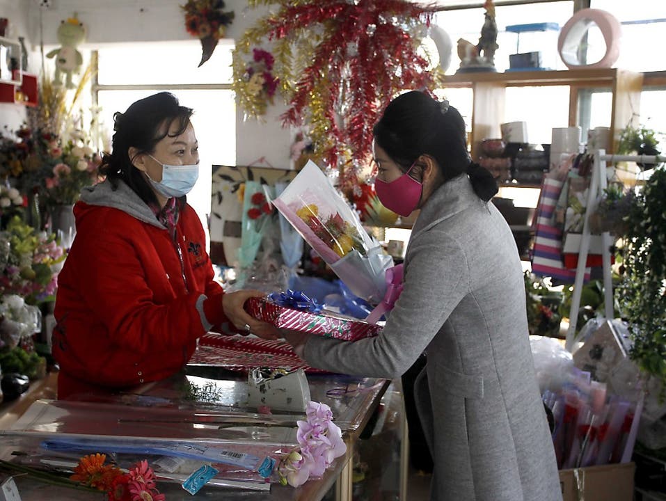 Eine Frau in der nordkoreanischen Hauptstadt Pjöngjang kauft zum Internationalen Frauentag Blumen.