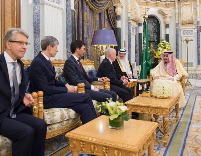 Der saudische Koenig Salman (rechts), hier beim Empfang von Finanzminister Ueli Maurer, soll sich in einem schlechten Gesundheitszustand befinden.