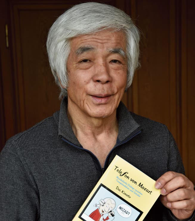 Dai Kimoto mit seinem Buch. 