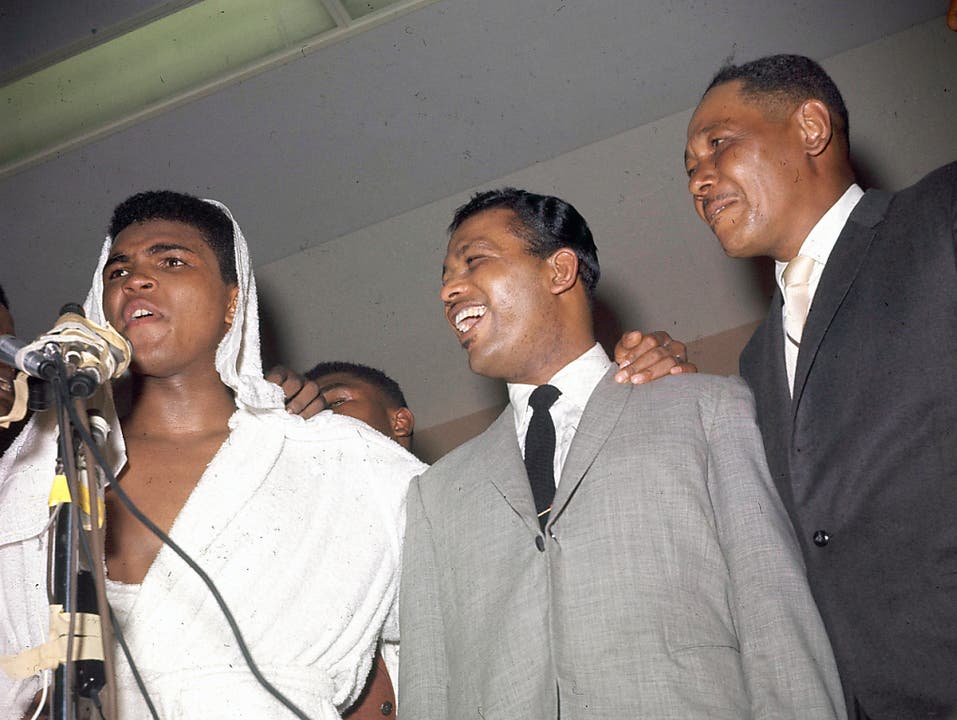 Zwei der grössten Boxer aller Zeiten: Muhammad Ali (ganz links) mit Sugar Ray Robinson im Arm (Februar 1964 in Miami)