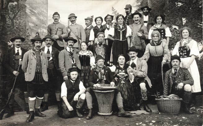 Gesamtbild der Theatergruppe «s’Nullerl: Die Männer trugen allesamt Schnauz oder Bart.