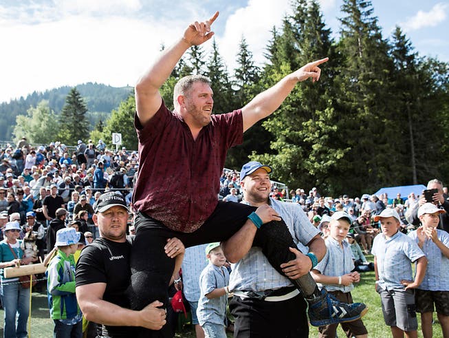 Christian Stucki feiert 2018 seinen Sieg beim Bergkranzfest am Schwarzsee.