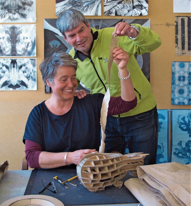 Karin Bucher und Thomas Karrer bauen Alltagsgegenstände für die Ausstellung «Vom Glück vergessen».