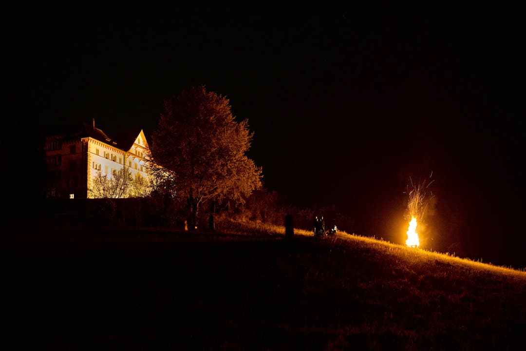 Das diesjährige Osterfeuer auf der Wiese vor dem Kloster Gerlisberg in Luzern.