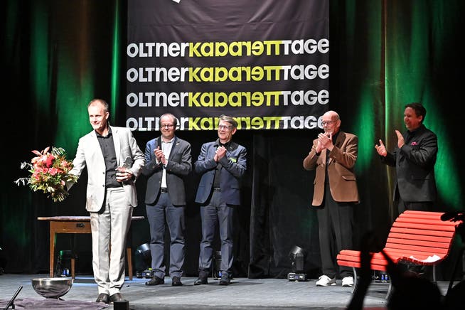 Max Uthoff (links) ist der letzte Preisträger, dem am 16. Mai letzten Jahres das Cornichon ordnungsgemäss überreicht werden konnte.