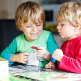 Bei Kindern sind Spiele aus der Bibliothek beliebt: Die Nachfrage nach Lernspielen oder Puzzles ist derzeit hoch. (Bild: Getty Images)