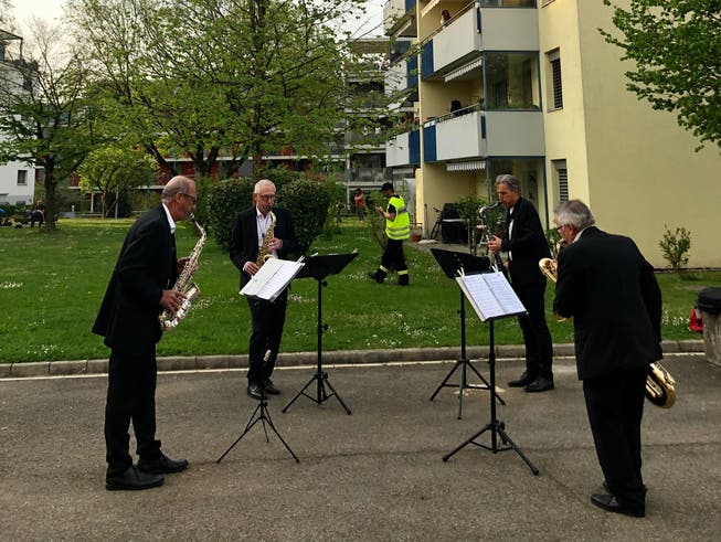 Das Seetaler Saxofonquartett erfreut die Einwohnerinnen und Einwohner eines Quartiers in Hochdorf.
