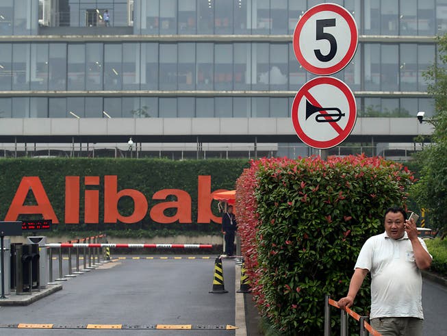 Der chinesische Onlinekonzern Alibaba investiert künftig viel Geld in den Ausbau des Geschäfts mit Cloud-Dienstleistungen. Damit will er dem US-Kontrahenten Amazon Konkurrenz machen.