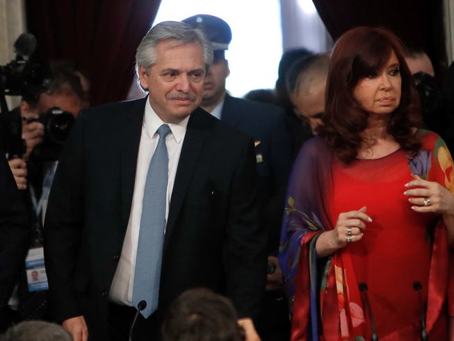 Die Gläubiger wollen den Argentiniern ihre Schulden nicht erlassen: Präsident Alberto Fernandez (links) vor den Medien (Archivbild).