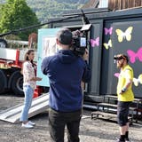 Im Fokus von Kamera und Mikrofon: Kiki Maeder im Gespräch mit einem Bewohner vor dem Container. (Bilder: Hanspeter Thurnherr)