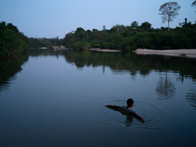 Im Amazonasgebiet von Brasilien stecken sich immer mehr Indigene mit dem Coronavirus an.