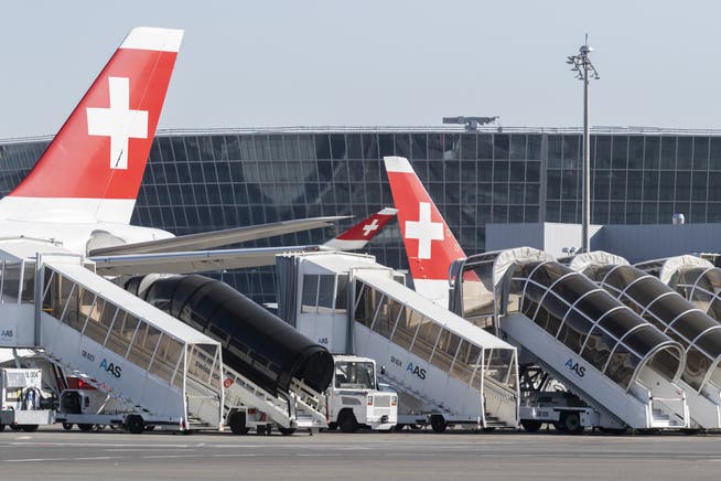 Die Mehrheit der Swiss-Flugzeuge steht derzeit still. Wann sie wieder im grossen Umfang abheben, ist heute unklar. 