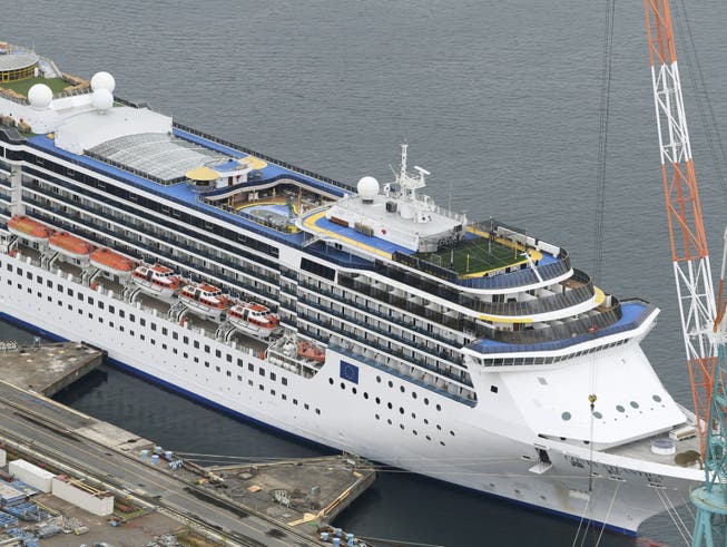 Auf dem Kreuzfahrtschiff Costa Atlantica, das in einer Werft im japanischen Nagasaki vor Anker liegt, sorgen Coronafälle für Probleme.