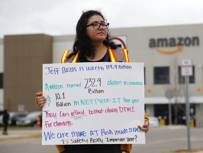 Mitarbeitende des Versandhändlers Amazon protestieren, weil sie sich in der Coronakrise zu wenig vom Unternehmen geschützt fühlen.
