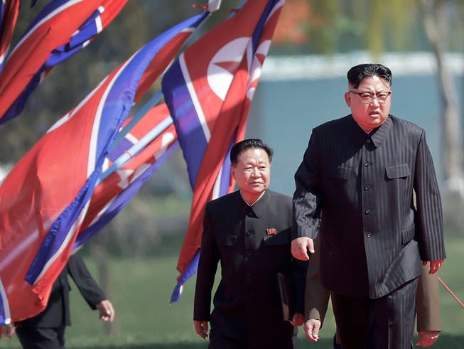 Nordkoreas Machthaber Kim Jong Un (rechts), dem gesundheitliche Probleme nachgesagt werden, hat laut dem US-Militär nach wie vor die volle Kontrolle über das Land.