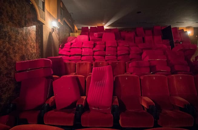 Die roten Sessel des Kinos Rex sind im vergangenen Jahr versteigert worden.