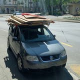 Autofahrer transportiert Möbel schlecht gesichert auf dem Fahrzeugdach