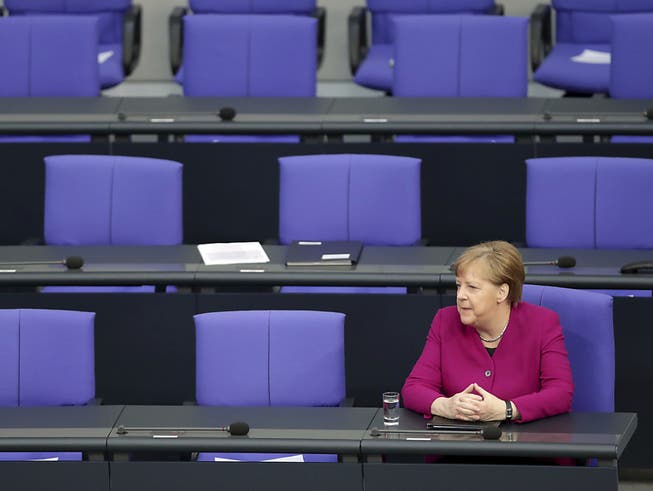 Die deutsche Bundeskanzlerin Angela Merkel hat in einer Regierungserklärung die Bürger in der Corona-Krise auf noch lange anhaltende Beschränkungen eingestellt.