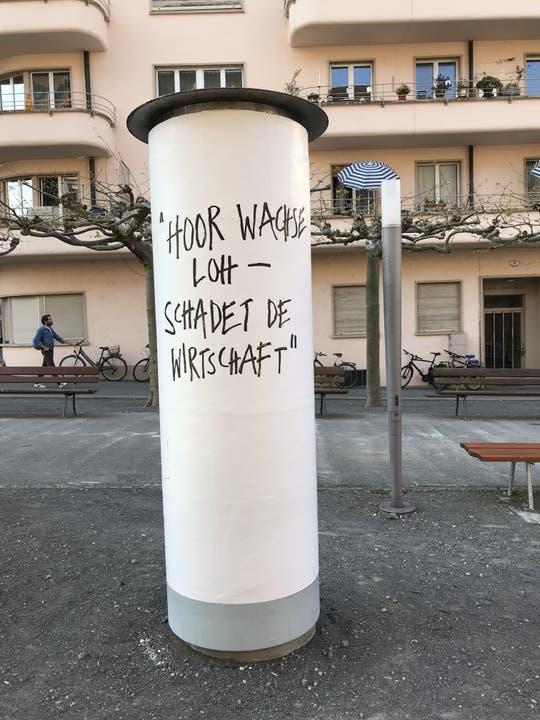 Eine Plakatsäule in der Stadt Luzern.