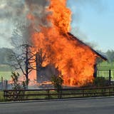 Eine Scheune in Buttisholz fing Feuer. (Bild: Tele 1)