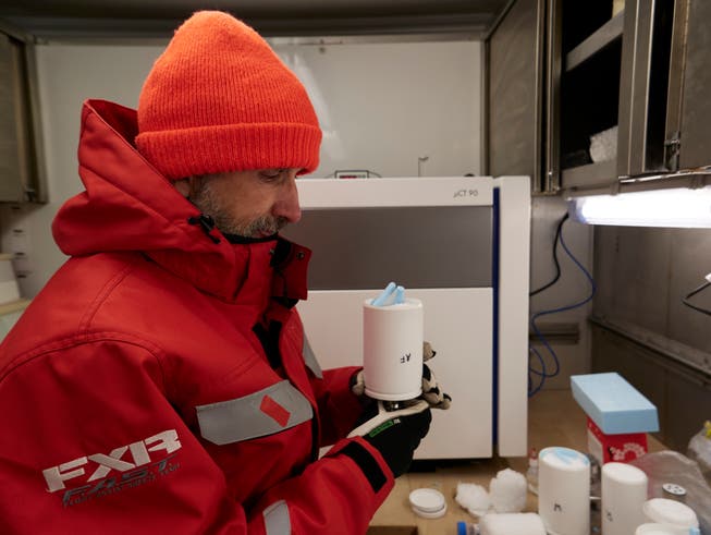 Martin Schneebeli im – gekühlten! – Messcontainer mit einer Schneeprobe. Im Hintergrund ein Computertomograph, der für die Analyse gebraucht wird.