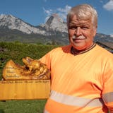 Wetterkönig Alois «Tannzapfen» Holdener, Schwyz, mit dem neuen Pokal. (Bild: Erhard Gick, Fotograf Br,goldau)