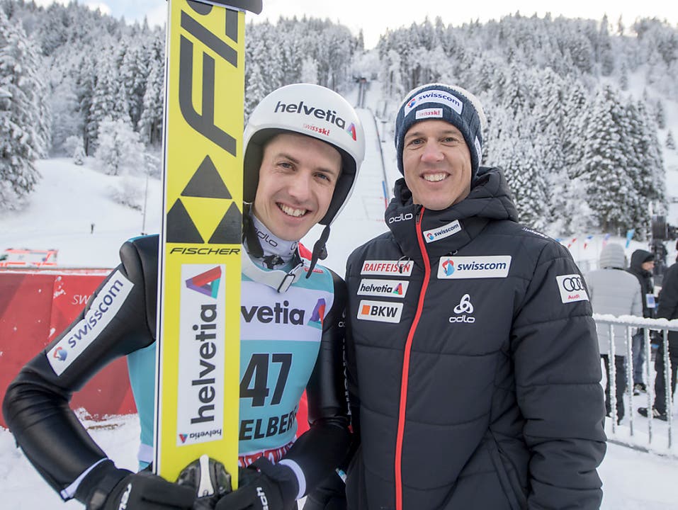 Der immer noch aktive Simon Ammann (links) und der damalige Coach Andreas Küttel im Dezember 2017 anlässlich des Weltcup-Springens in Engelberg