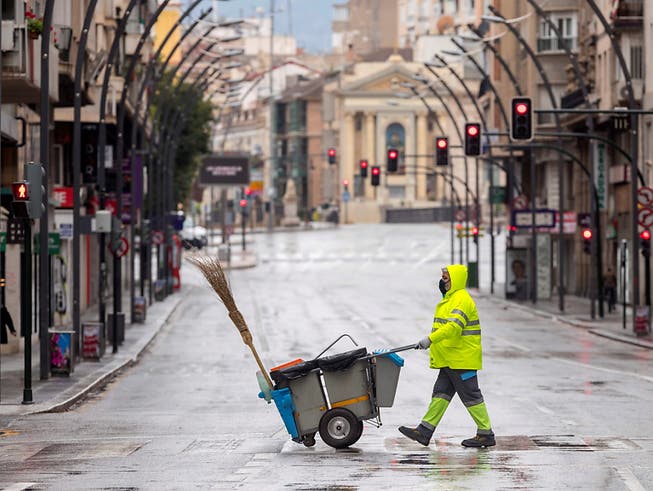 Spanier sollen bald wieder für Spaziergänge auf die Strasse gehen dürfen - leergefegte Stadtzentren, wie hier in Murcia, dürften somit der Vergangenheit angehören.