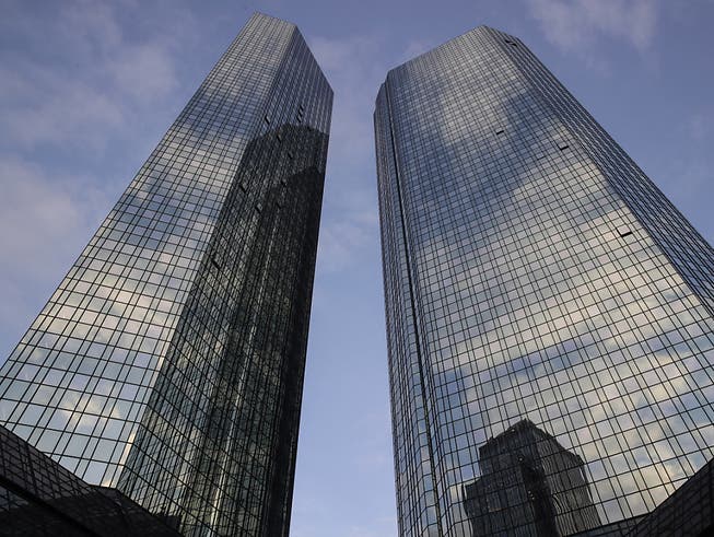 Die krisengeschüttelte Deutsche Bank hat im ersten Quartal überraschend einen Gewinn von 66 Millionen Euro erwirtschaftet.