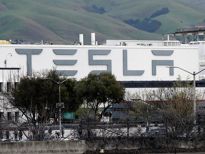 Der Tesla-Konzern will die Produktion in seinem kalifornischen Werk wieder aufnehmen und hat dazu erste Mitarbeiter zurück in die Fabrik gerufen.
