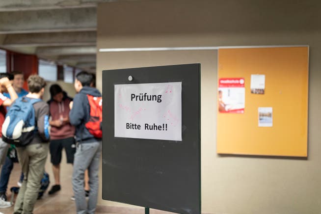 Maturanden warten vor einem Prüfungssaal an der Kantonsschule Glarus im Juni 2019.