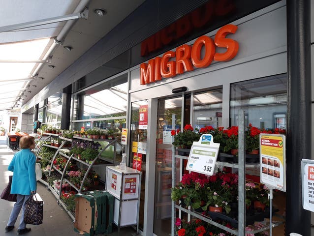 Auch die Migros in Luzern darf wieder Blumen verkaufen. 