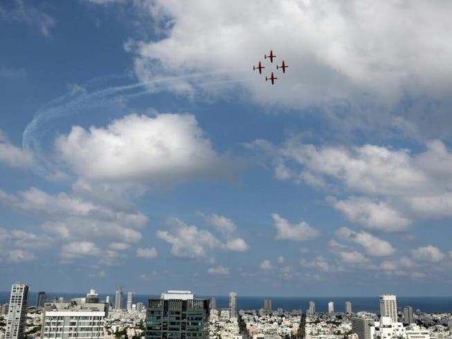 Zum israelischen Unabhängigkeitstag präsentierten Kampfflieger mehrere Flugmanöver. Die Flugzeuge flogen dabei über Krankenhäuser im ganzen Land, um dem medizinischen Personal für seine Arbeit «im Kampf gegen das Coronavirus» zu danken - auf dem Bild über dem Tel Aviv Sourasky Medical Center.